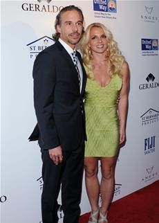 505990-spears-makes-first-red-carpet-appearance-with-beau-621x322.jpg