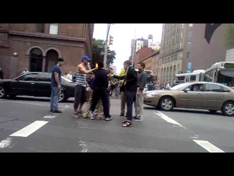 Ryan Gosling  breaks up NYC street fight.